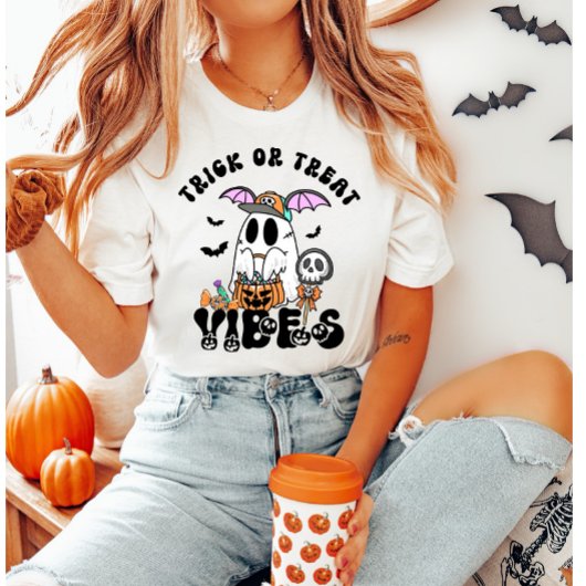 Trick or Treat Vibes Retro Ghost Candy Halloween Tシャツ