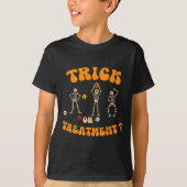 Trick Or Treatment Physical Therapy Skeleton Pt Ha Tシャツ (正面)