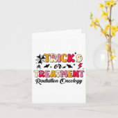 Trick Or Treatment Radiation Oncology Halloween  カード (黄色い花)