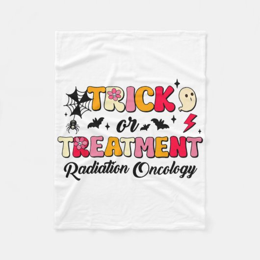 Trick Or Treatment Radiation Oncology Halloween  フリースブランケット (正面)