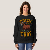 Trick or Trot Horse Design for Equestrian Fans スウェットシャツ (正面フル)