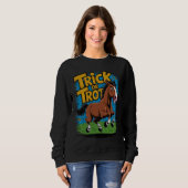 Trick or Trot Horse Design for Equestrian Fans スウェットシャツ (正面フル)