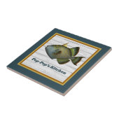 Triggerfishの深いティール(緑がかった色)金ゴールドとオレンジの名前 タイル (側面)