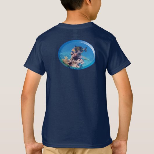 Triggerfish at coral reef - Photographic Design | Tシャツ (裏面)