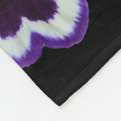 Trio of Purple White Pansy開花:Nature調和 フリースブランケット (角)