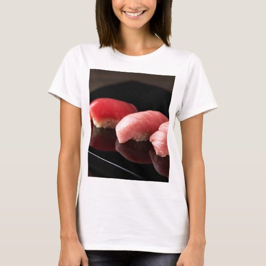 Trio of Tuna – Serene Red Beauty Tシャツ (正面)