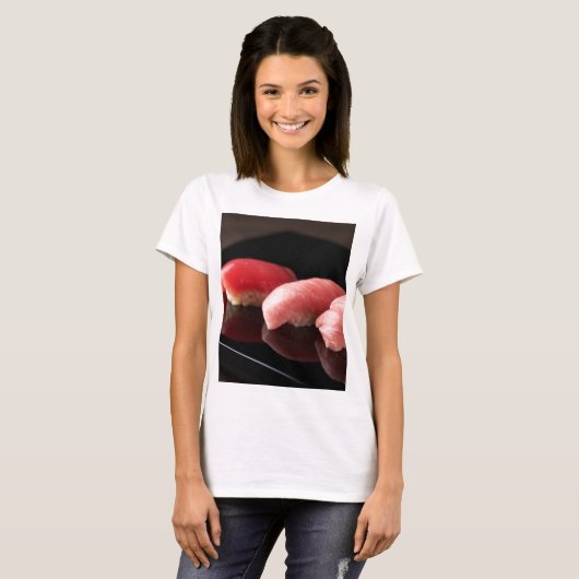 Trio of Tuna – Serene Red Beauty Tシャツ (正面フル)