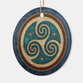 Triskeleの暗いペンダントかオーナメント セラミックオーナメント (左)