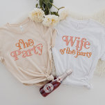 TRIXIEレトロパーティーバチェロレッテグループの妻 Tシャツ<br><div class="desc">この「パーティー」バチェロレッテTシャツは、レトロ70のテーマの赤面とオレンジ色のフォントを特徴としている。パーティーの白い'妻'オプションを注文する新婦と調整オレンジ色の'パーティー'シャツのためにあなたのバチェロレッテグループ。色は編集可能！'クリック編集デザイン'を使用して独自のカラーを作成する。</div>