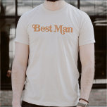 TRIXIEレトロ70をテーマにした焦げオレンジ花婿介添人 Tシャツ<br><div class="desc">この花婿介添人Tシャツは70年代のレトロなテーマのフォントで、クリーミーなオレンジ色が特徴。このシャツは結婚披露宴に最適な贈り物だ。Trixieコレクションを検索して、すべての調整文字を見つける。💜カラーは編集可能！'クリック編集デザイン'を使用して独自のカラーを作成する。</div>
