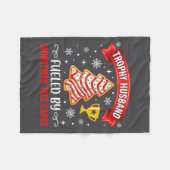 Trophy Husband Fueled By Tree Cake Snacks フリースブランケット (正面(横))