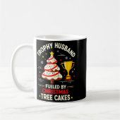 Trophy Retro Husband Fueled By Christmas Tree Cake コーヒーマグカップ (左)