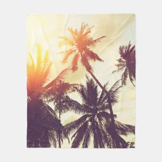 Tropical beach background with palm trees silhouet フリースブランケット (正面)