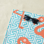 Tropical Flamingo Greek Key Coral & Turq Monogram ビーチタオル (インサイチュ)
