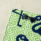 Tropical Flamingo Greek Key - Lime & Navy Monogram ビーチタオル (インサイチュ)
