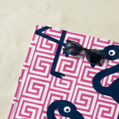 Tropical Flamingo Greek Key - Pink & Navy Monogram ビーチタオル (インサイチュ)