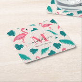 Tropical Leaves Hot Pink Flamingo Modern Monogram スクエアペーパーコースター (アングル)