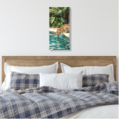 Tropical Leopard Drinking Canvas Print – Jungle An キャンバスプリント (インサイチュ (寝室))