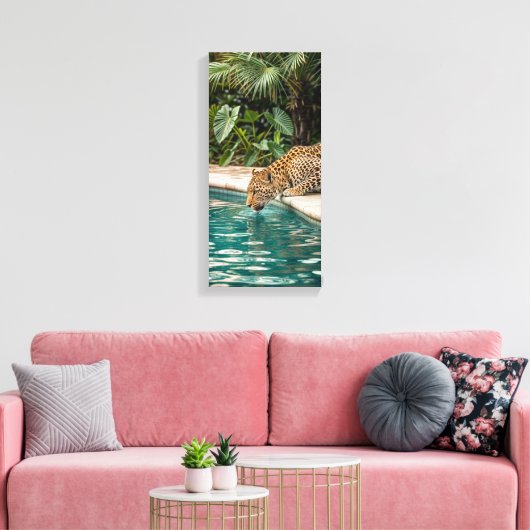 Tropical Leopard Drinking Canvas Print – Jungle An キャンバスプリント (インサイチュ (リビング))