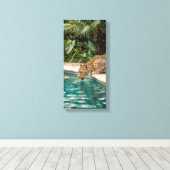Tropical Leopard Drinking Canvas Print – Jungle An キャンバスプリント (インサイチュ (ウッドフロア))