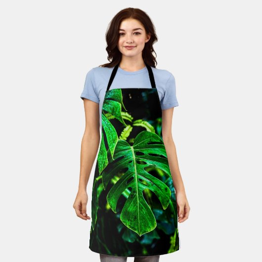 Tropical Monstera Glow – Jungle Leaf Photography エプロン (着用した状態)