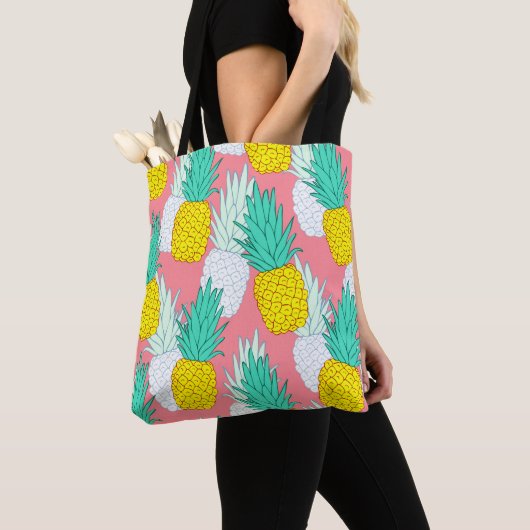 Tropical seamless pattern with exotic pineapples. トートバッグ (クローズアップ)