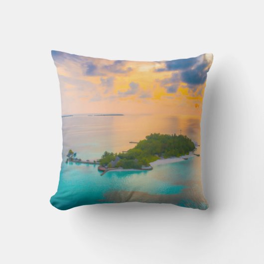 Tropical Sunset Island Throw Pillow | Beach & Ocea クッション (正面)