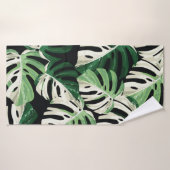 Tropical white green monstera leaf illustration. E バスタオル (バスタオル)