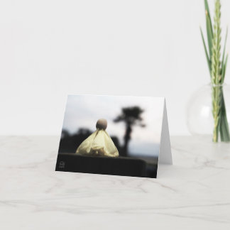 Trots Houten poppetje op catwalk in geel jurkje. サンキューカード