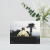 Trots Houten poppetje op catwalk in geel jurkje. ポストカード (スタンド正面)