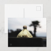 Trots Houten poppetje op catwalk in geel jurkje. ポストカード (正面/裏面)