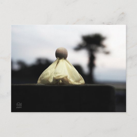 Trots Houten poppetje op catwalk in geel jurkje. ポストカード (正面)