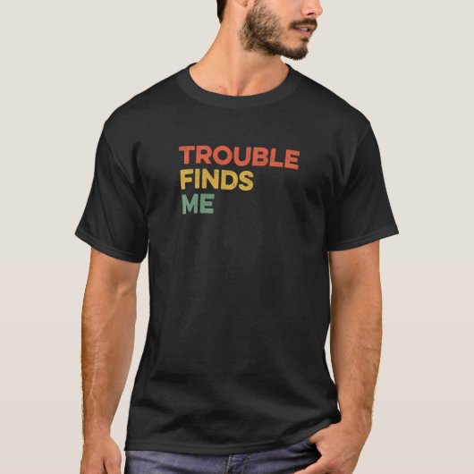 Trouble Finds Me Mischief  Joke Viral Meme Humor J Tシャツ (正面)