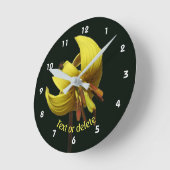 Trout Lily And Firefly Floral Personalized ラウンド壁時計 (傾斜)