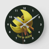 Trout Lily And Firefly Floral Personalized ラウンド壁時計 (正面)