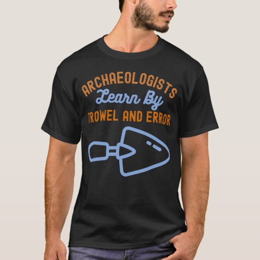 TrowelとErrorによる学考古学者 Tシャツ (正面)
