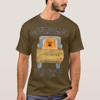 Truck Driving Dog Pomeranian Tシャツ