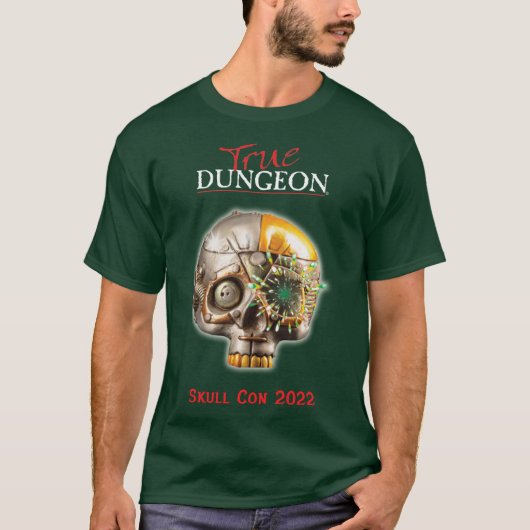 True Dungeon -スカルコン – ダークグリーンTシャツ Tシャツ (正面)