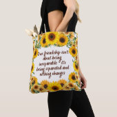 True Friendship Quote Tote Bag – Trendy & Creative トートバッグ (クローズアップ)