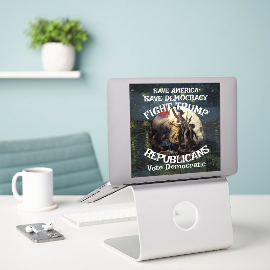 Trump シール (デスク上のノートパソコン)