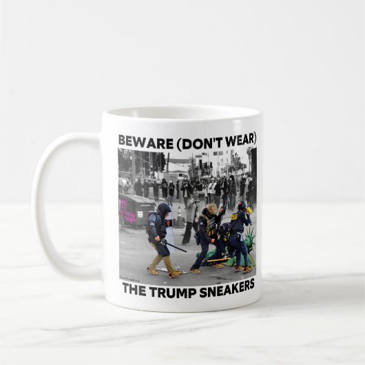 "TRUMP スニーカー" マグカップ (左)