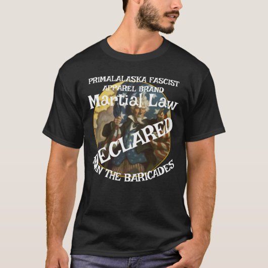 TRUMP 戒厳令 MAN バリケード Tシャツ (正面)