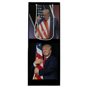 Trump 2020 Trump Hugging the American Flag（アメリカ国旗を ワインギフトバッグ