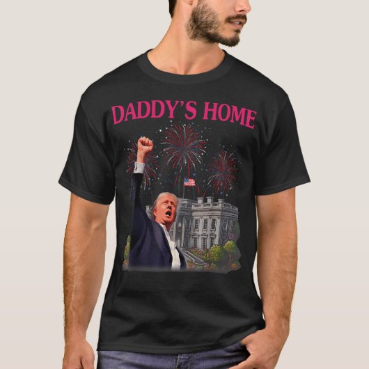 Trump Pink Daddys Home  Trump Tシャツ (正面)