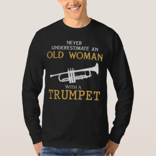 Trumpet Diva Granny – 彼女のmusiを過小評価しない Tシャツ