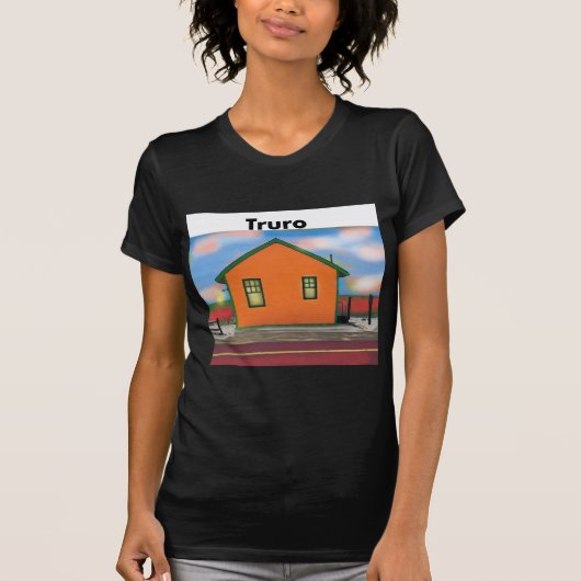 Truro -湾によるコテージ tシャツ (正面)