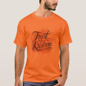 Trust in Krishnaタイポグラフィデザイン Tシャツ (正面)