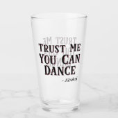 Trust Me Can Dance – アルコールおもしろい引用文ビール タンブラーグラス (正面)