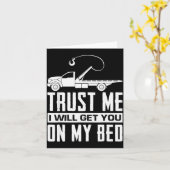 Trust Me I Will Get You On My Bed Funny Tow Truck カード (黄色い花)