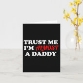 Trust Me I'm Almost A Daddy Funny Father's Day Mem カード (黄色い花)